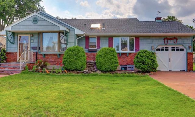 $625,000 | 8 Ferndale Drive | Hicksville