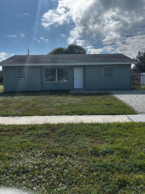 a view of a house with a yard