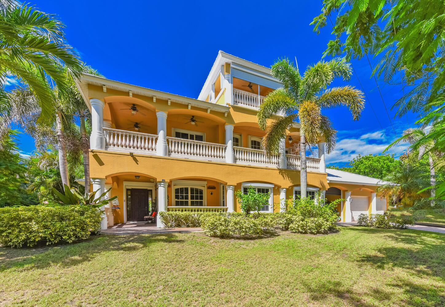 a view of a house with a yard