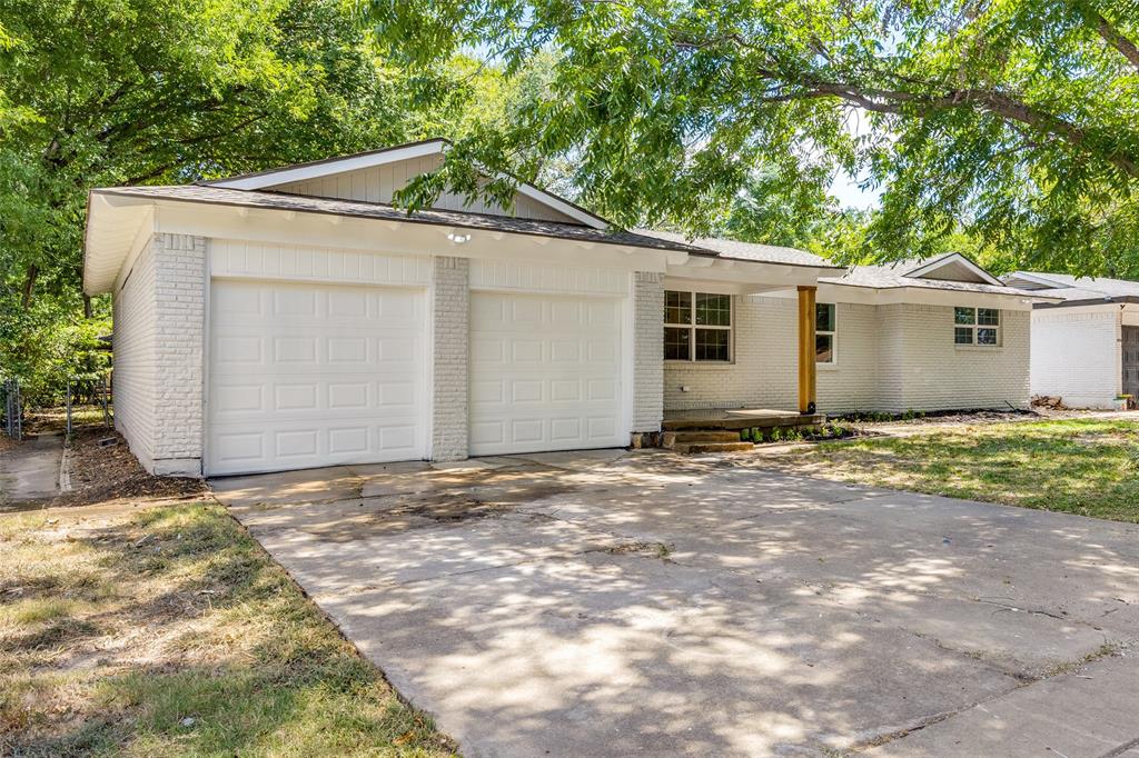 a view of a front of house with garage