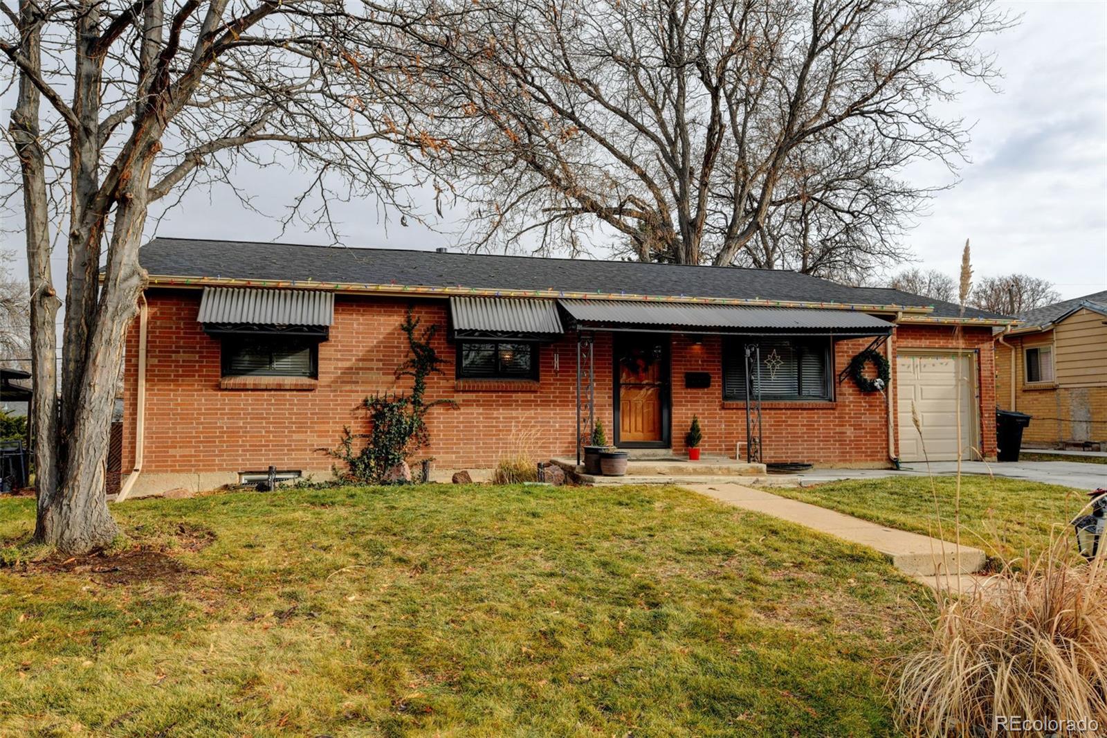 a view of a house with backyard