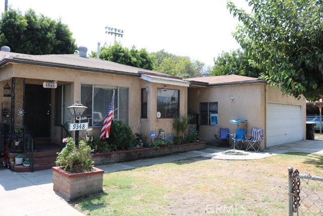 a view of a house with porch and garden