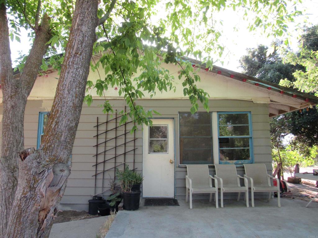 a couple of chairs sitting in backyard of a house