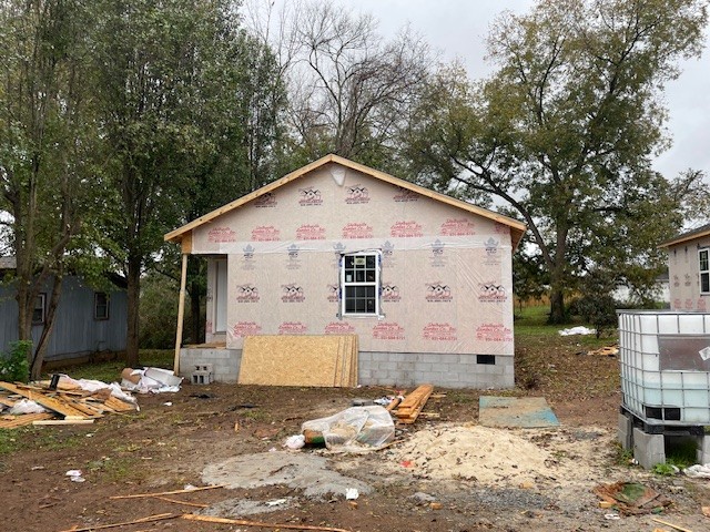 a view of a small house with a yard