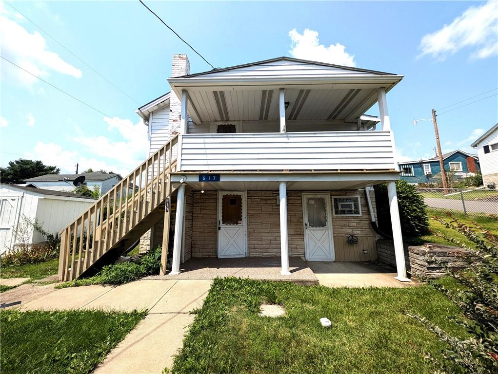 a view of a house with backyard