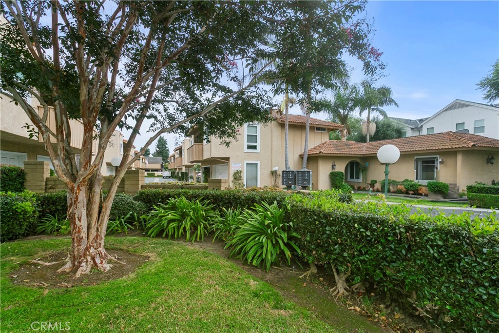 309 Alta Lane in Eastside Costa Mesa is nestled within the Alta Mesa Manor Community!