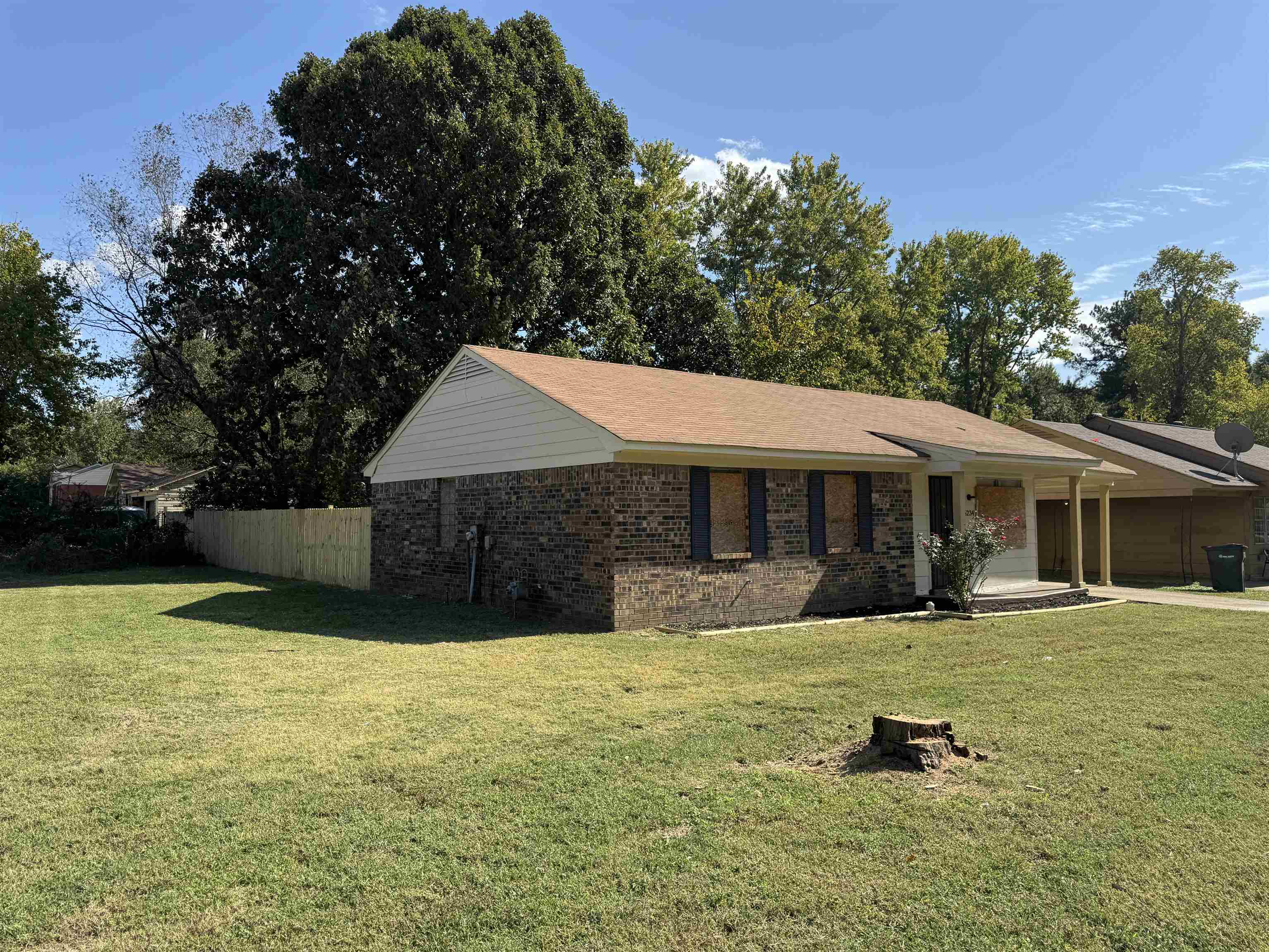 a view of a house with a yard