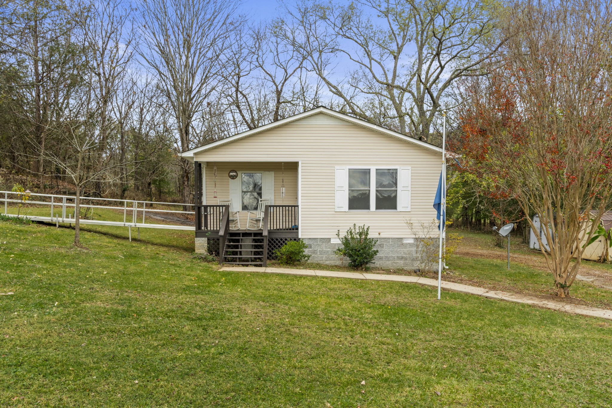 a view of a house with backyard and trees