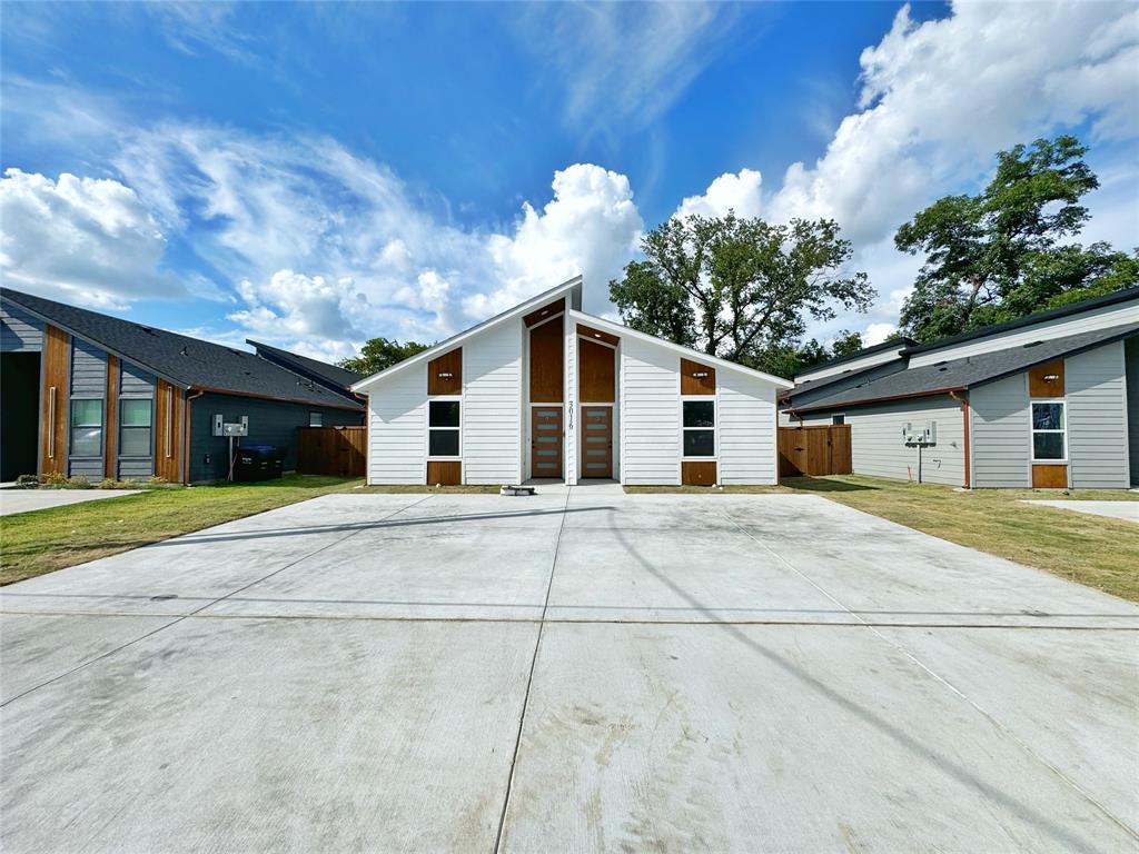 a view of a house with a yard and garage