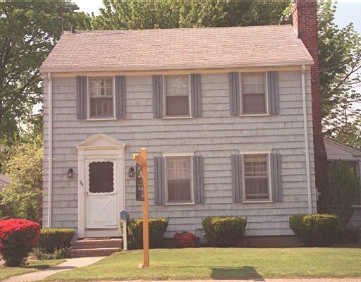 a view of front of house with car parked