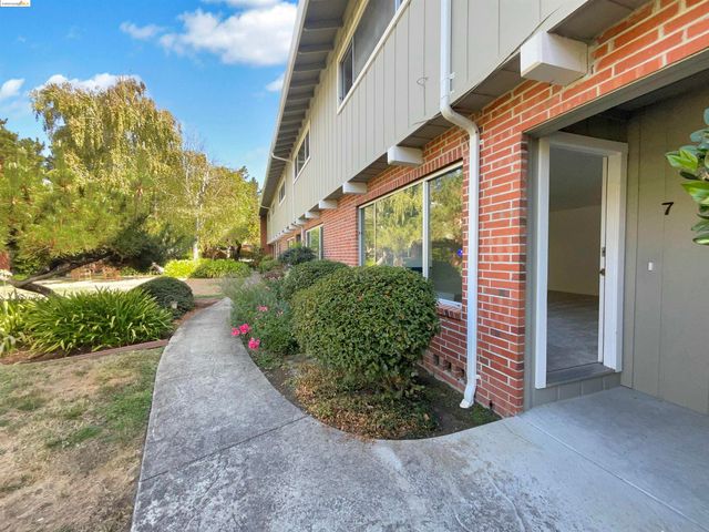 $693,000 | 2135 Ascot Drive, Unit 7 | Cedars