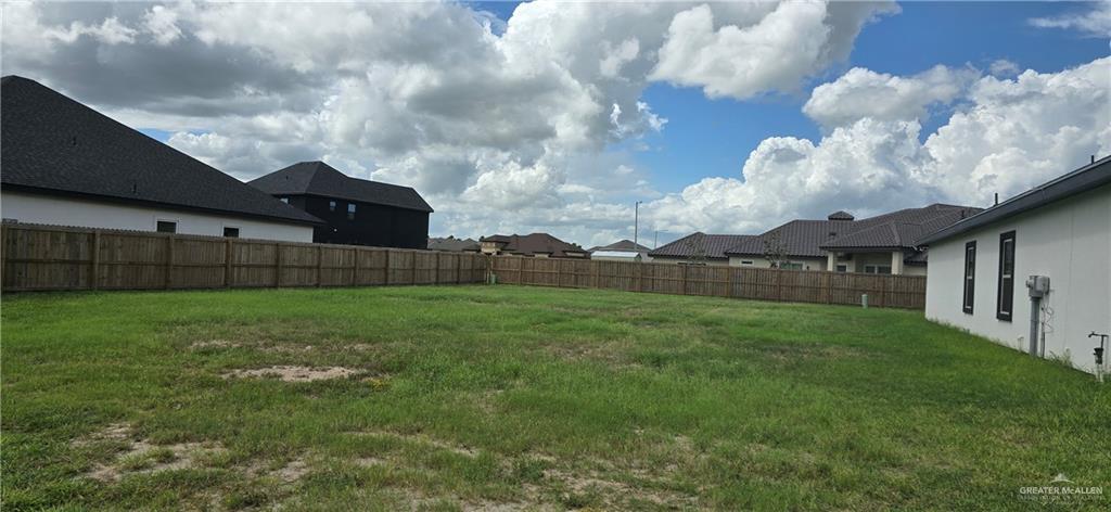 a view of a back yard