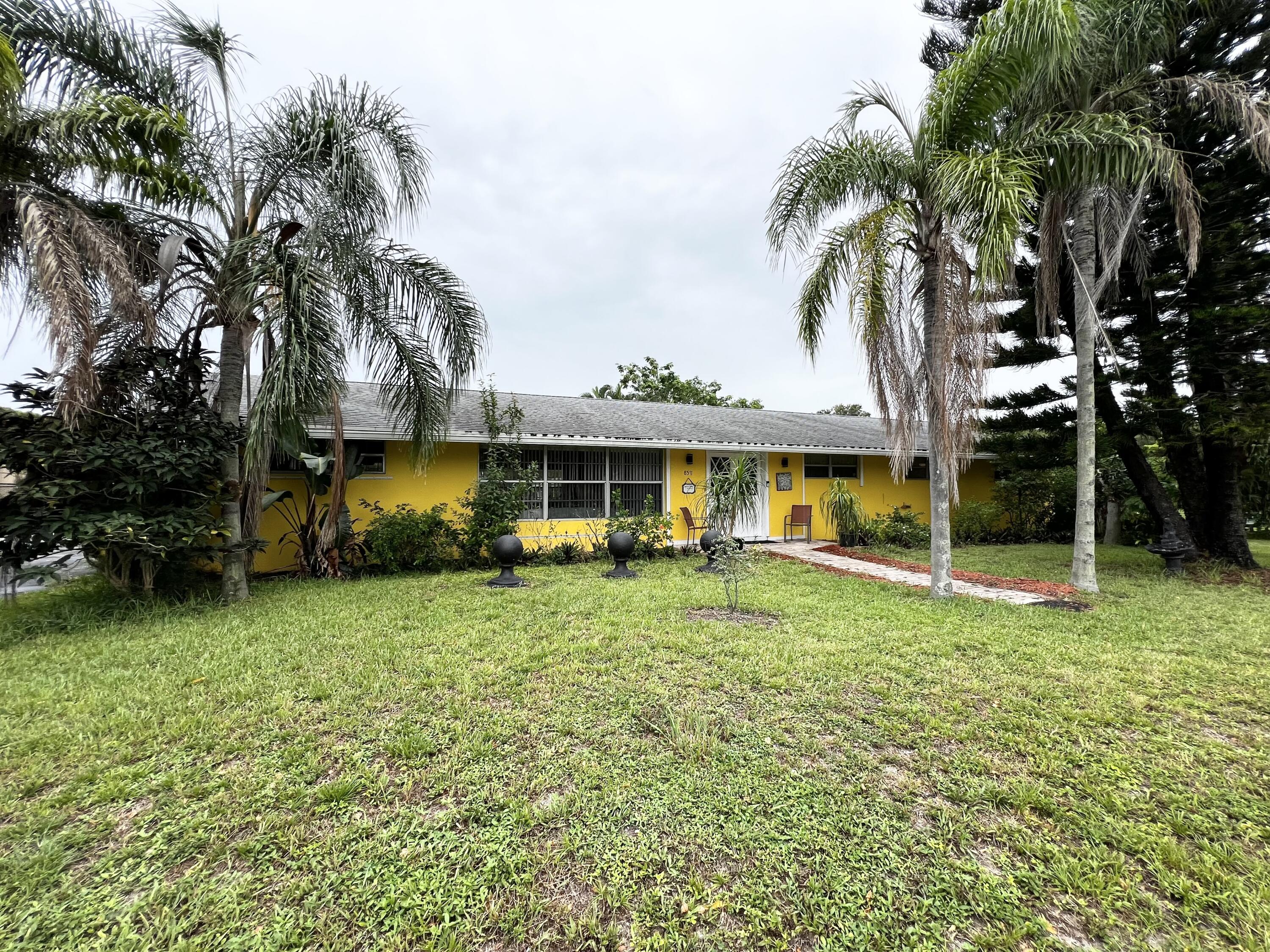 a view of a house with a backyard