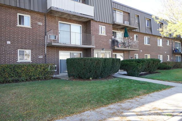 $149,900 | 588 Fairway View Drive, Unit 1H | Wheeling