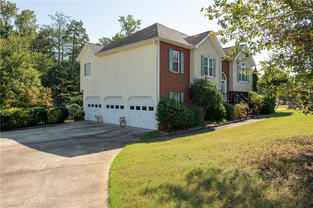 a view of a house with backyard and trees