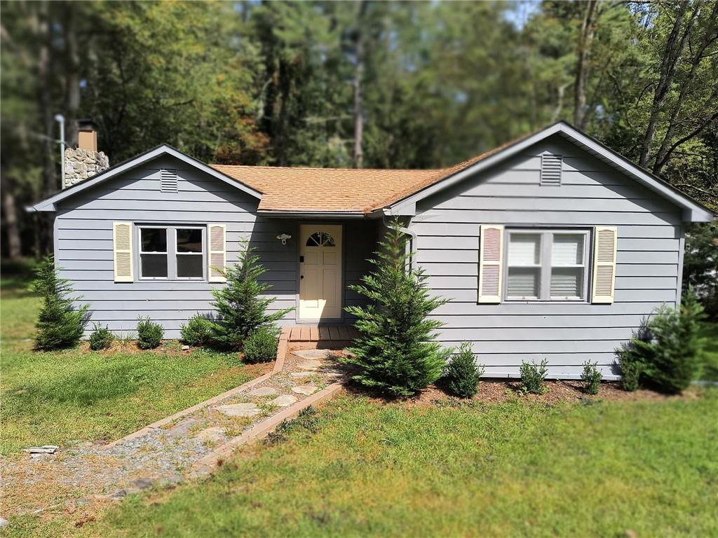 a view of a house with yard and plants