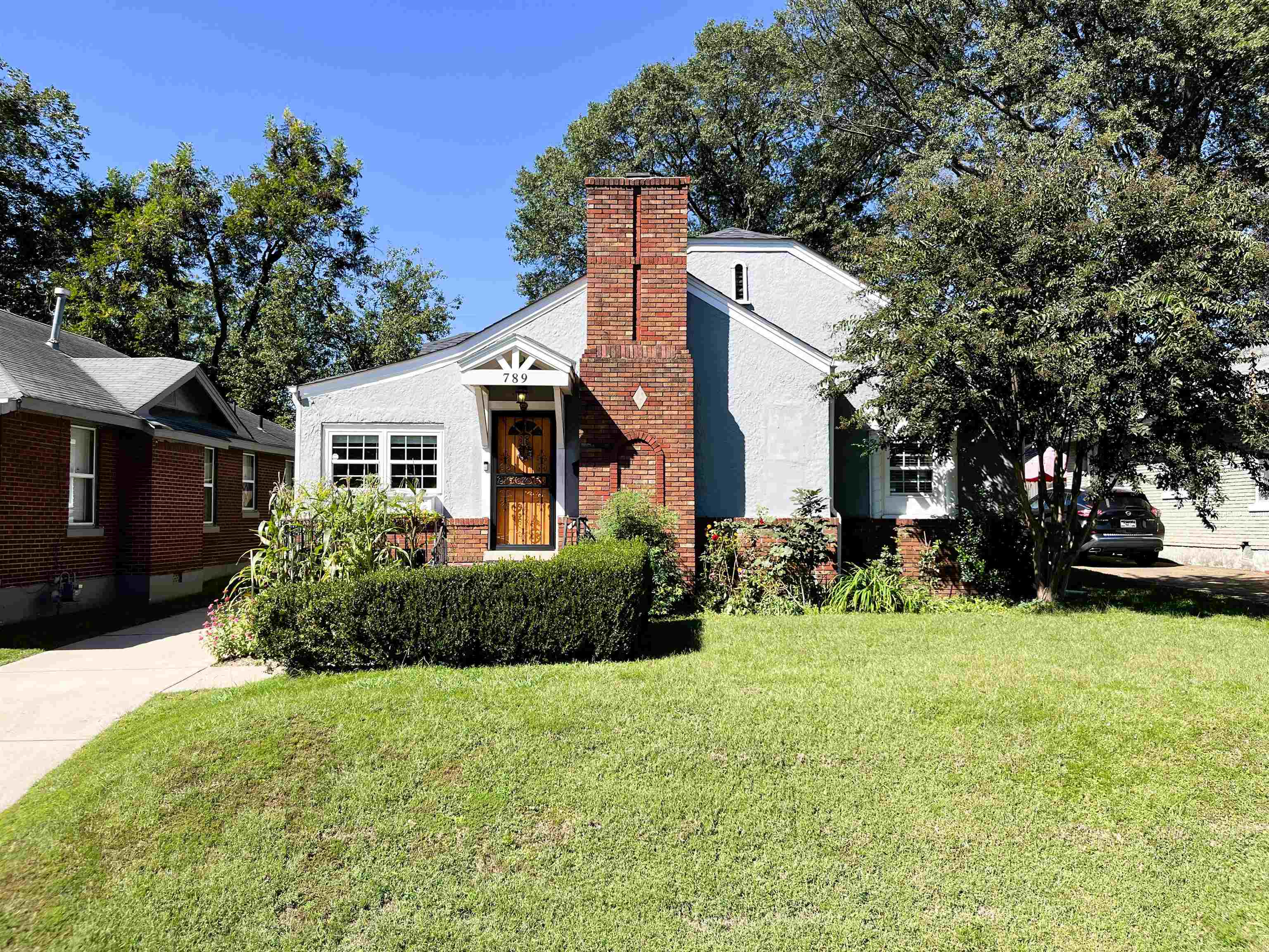 View of front facade featuring a front yard