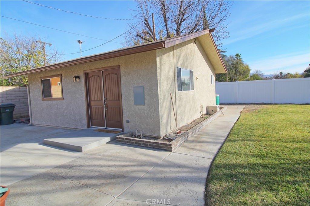 a view of a house with backyard