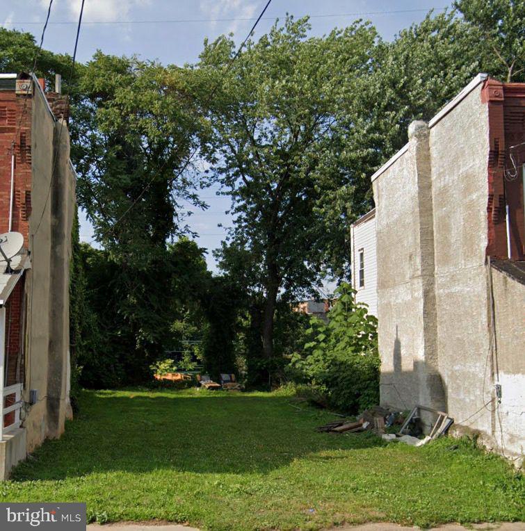 a view of a back yard of the house