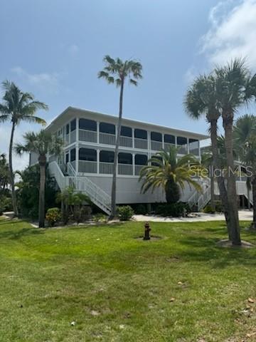 a view of a house with backyard