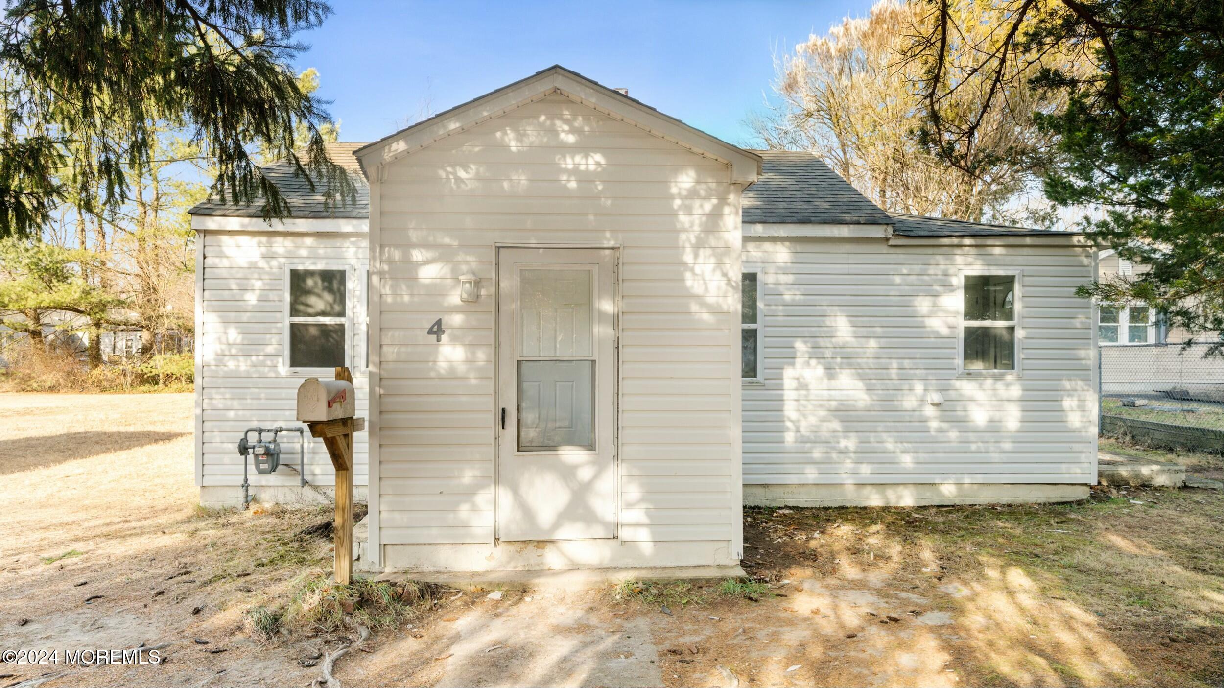 a view of back yard of the house