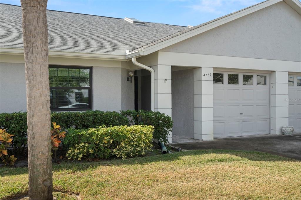 a view of a house with backyard and garden