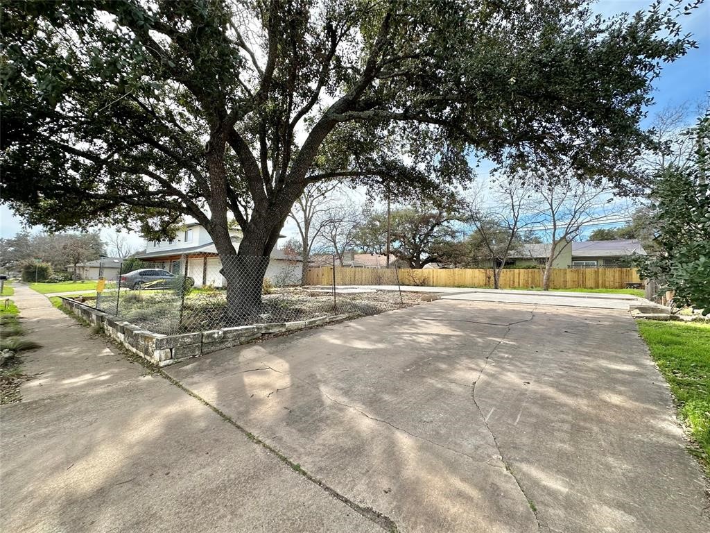 a view of yard with trees