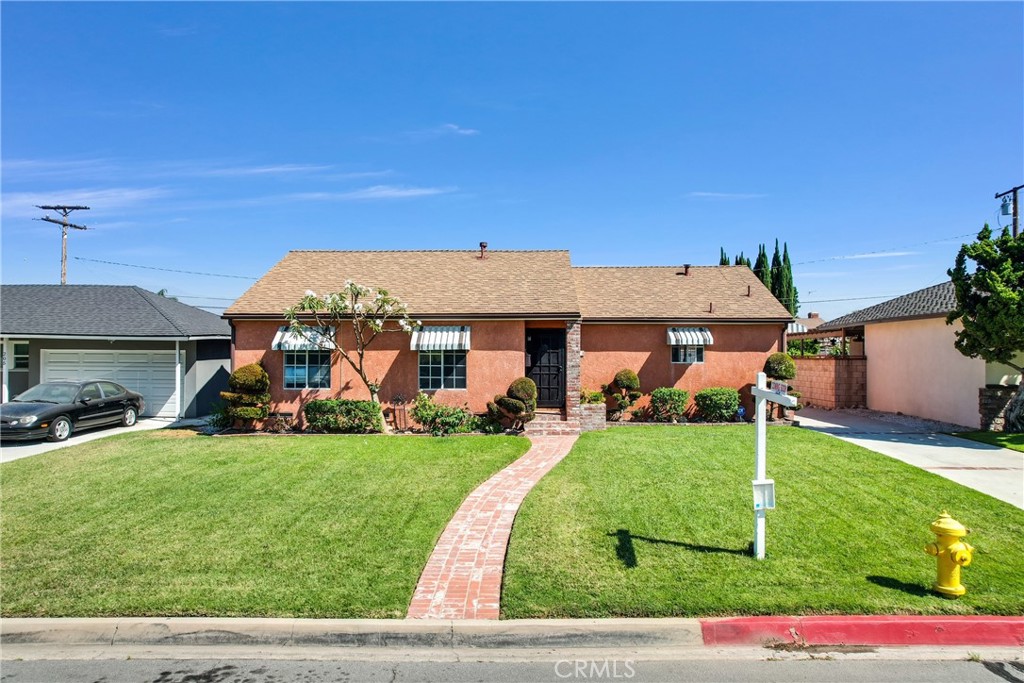 a view of a house with a yard