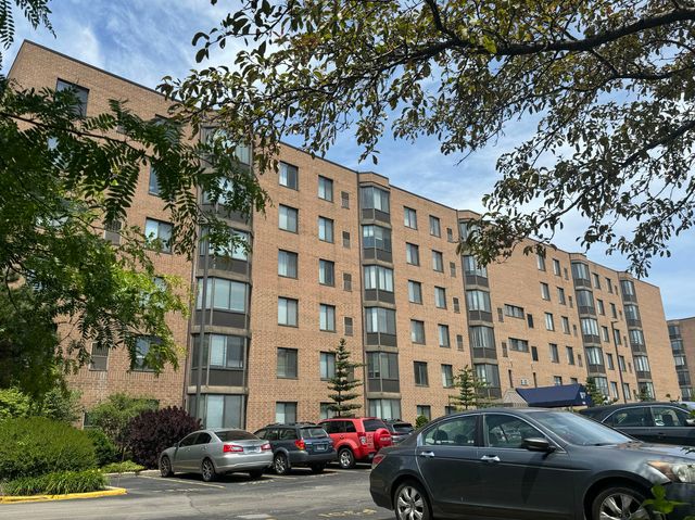 $2,203 | 606 East Woodland Park Avenue, Unit 402 | Bronzeville