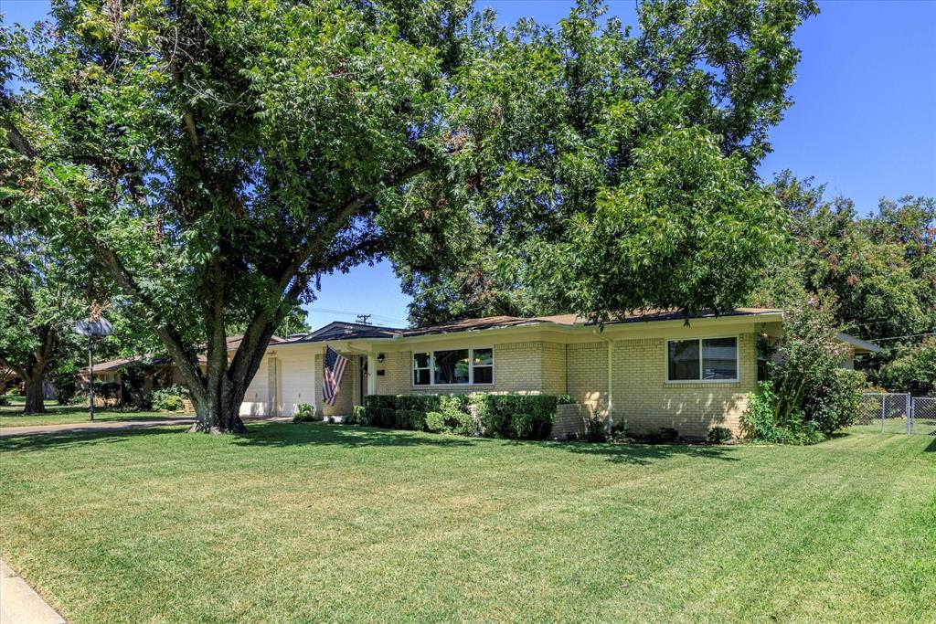 a view of a house with backyard