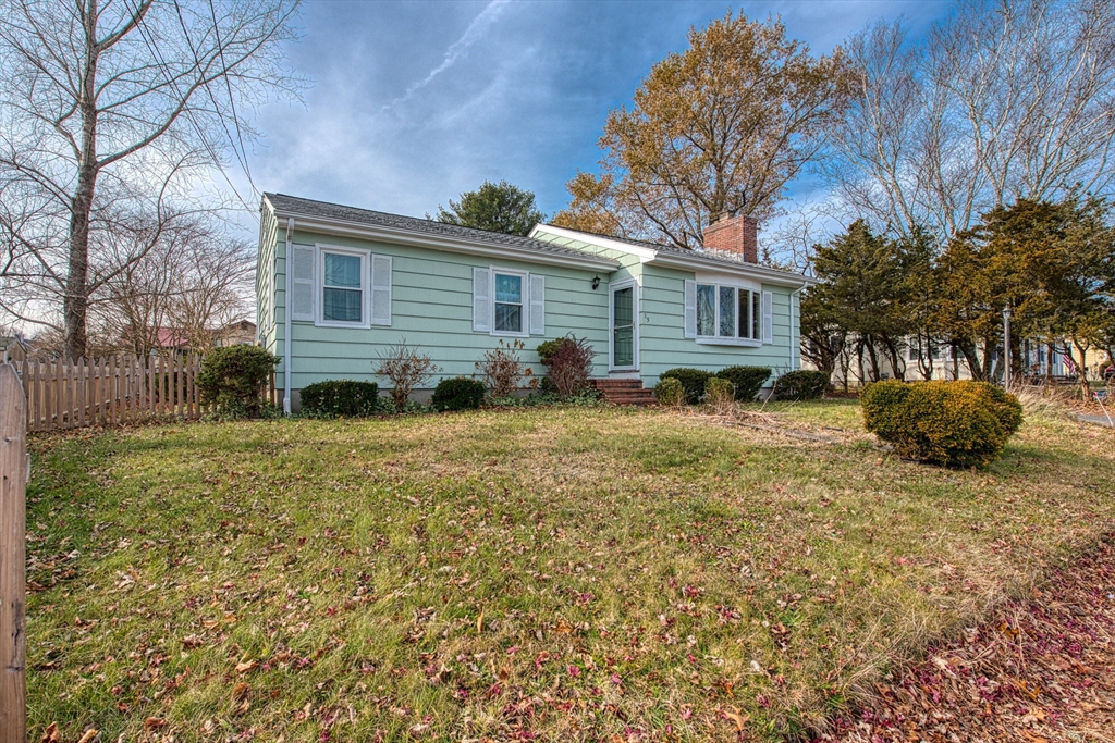 a view of a house with a yard