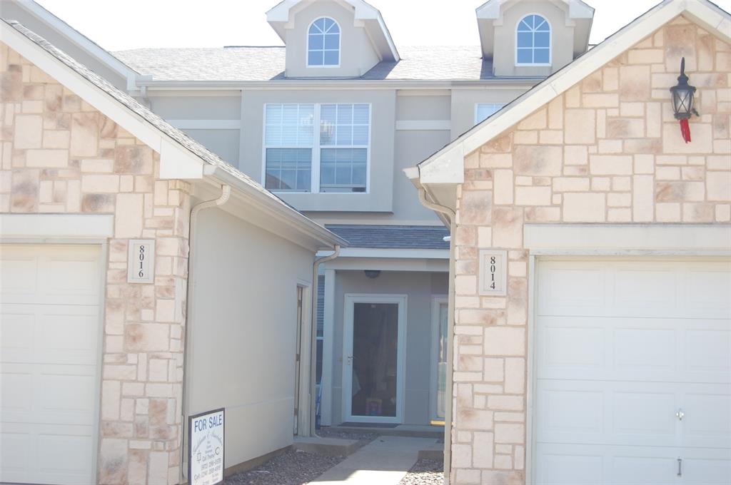 a view of entryway with a front door