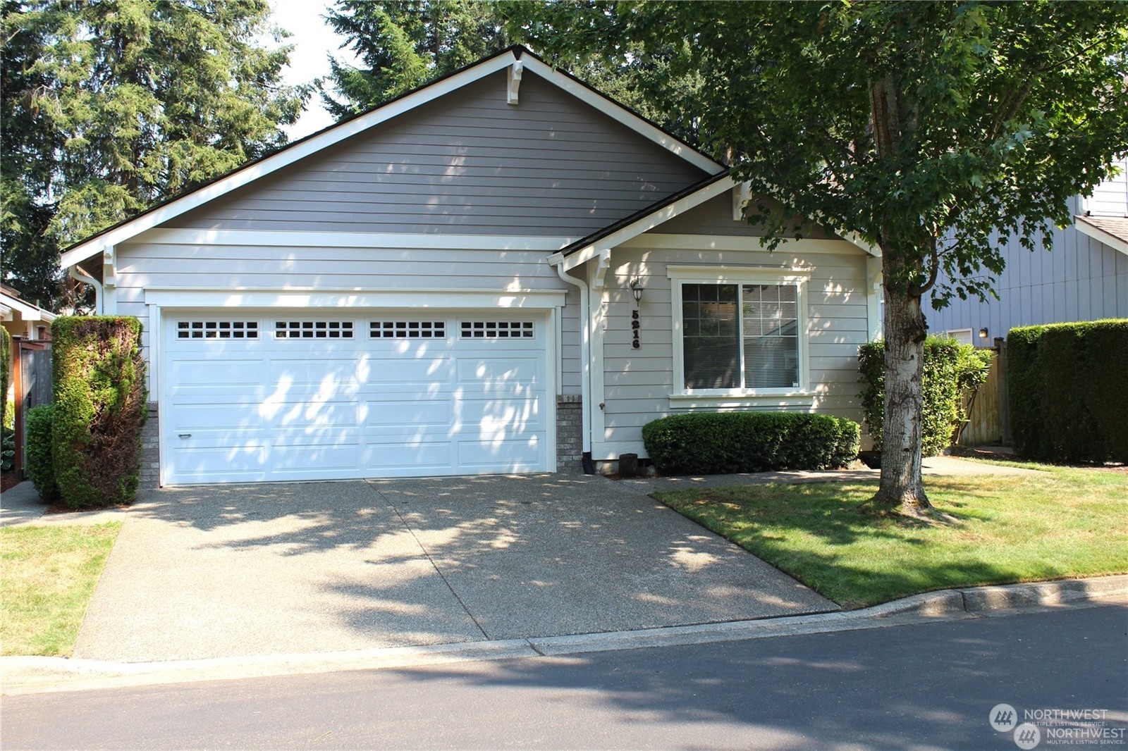 a view of a house with yard