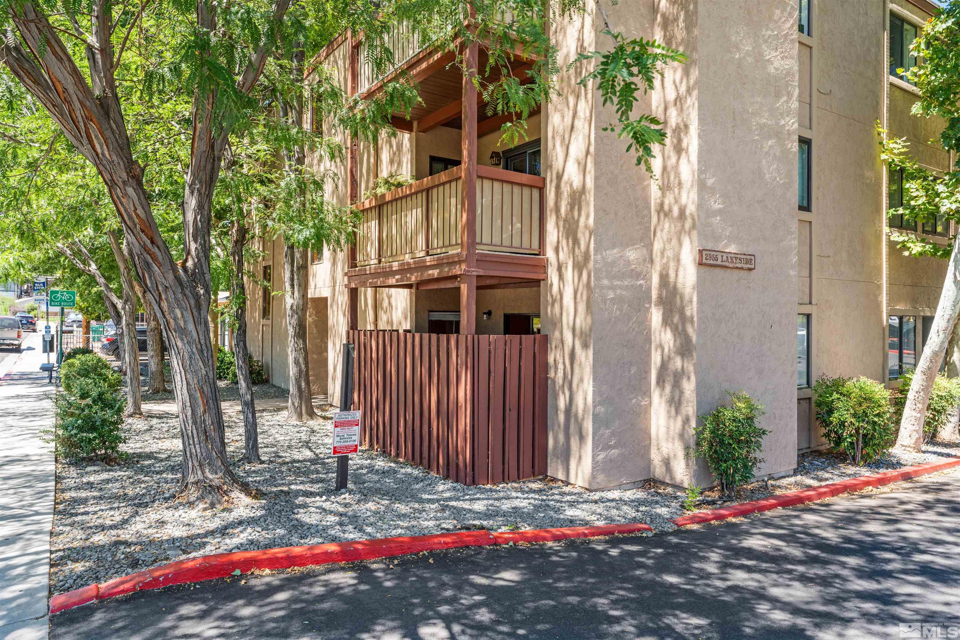 a view of a entrance gate of the house