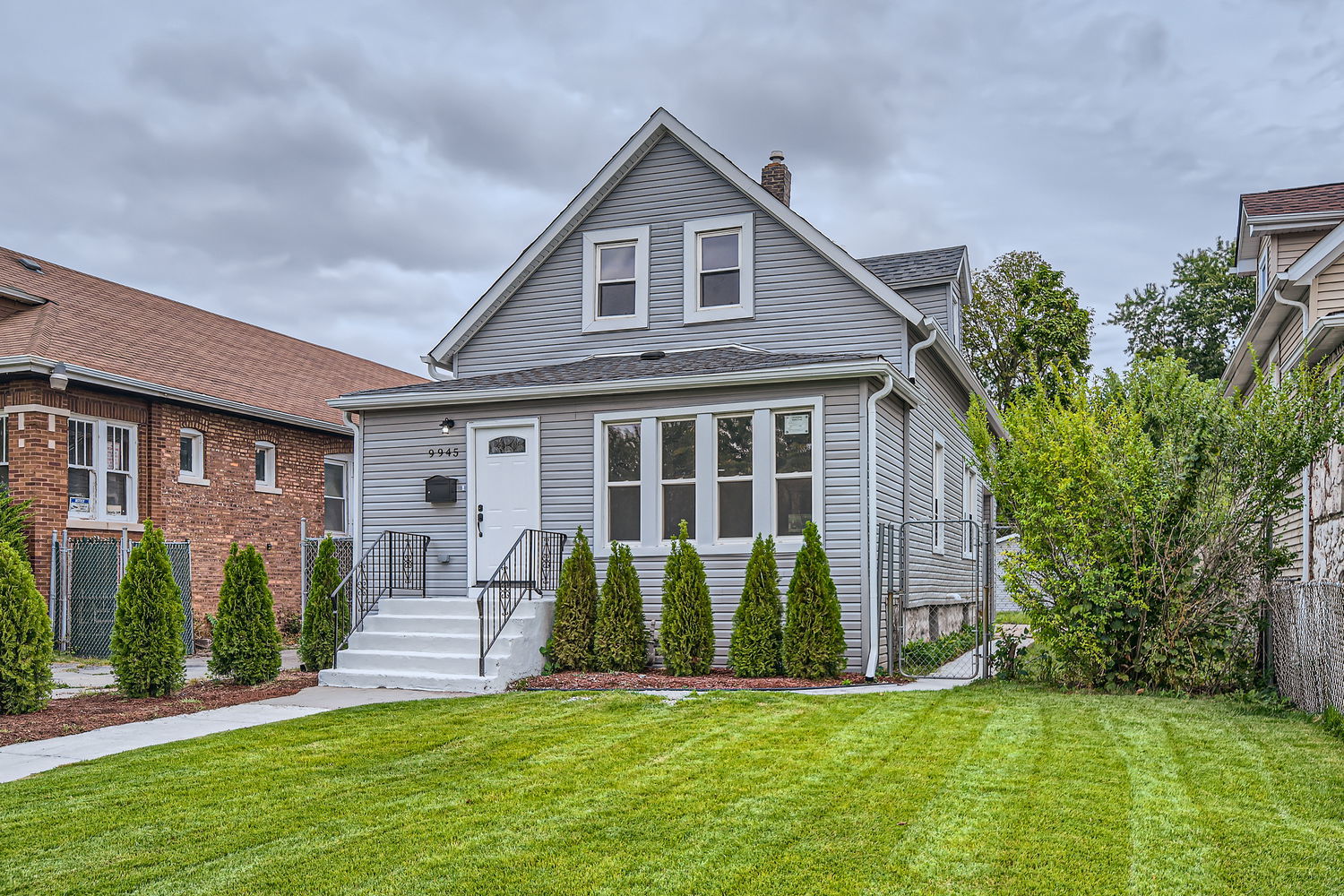 a view of front of a house with a yard