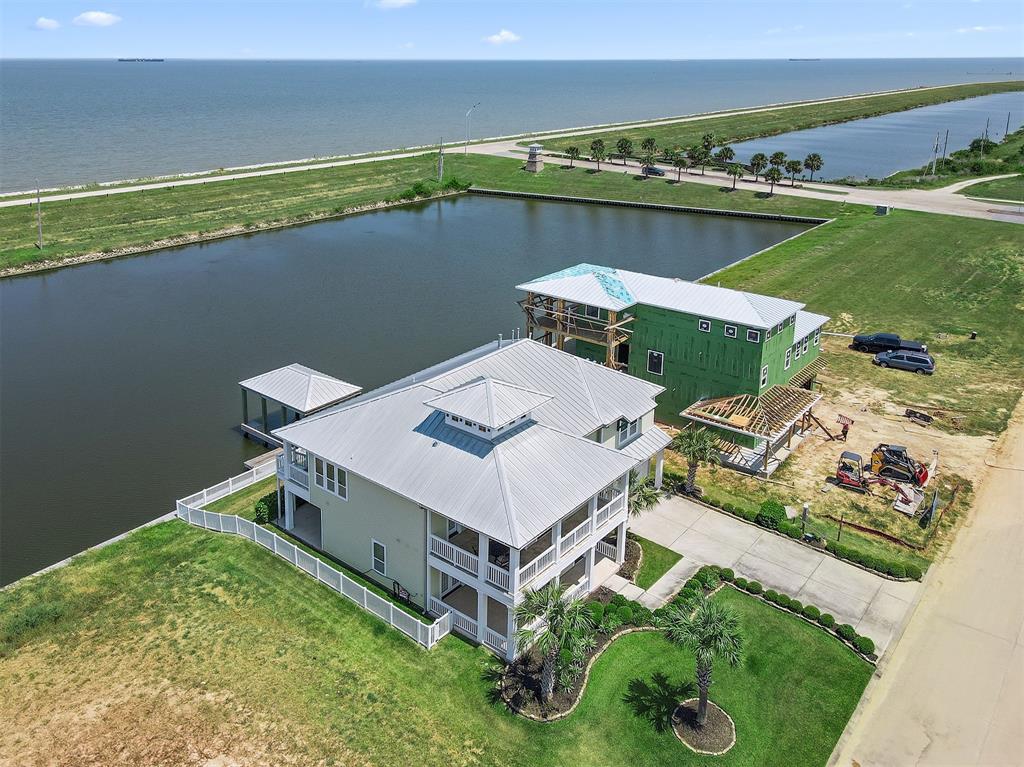 180 degree views of Galveston Bay and direct, deep water access to the bay.