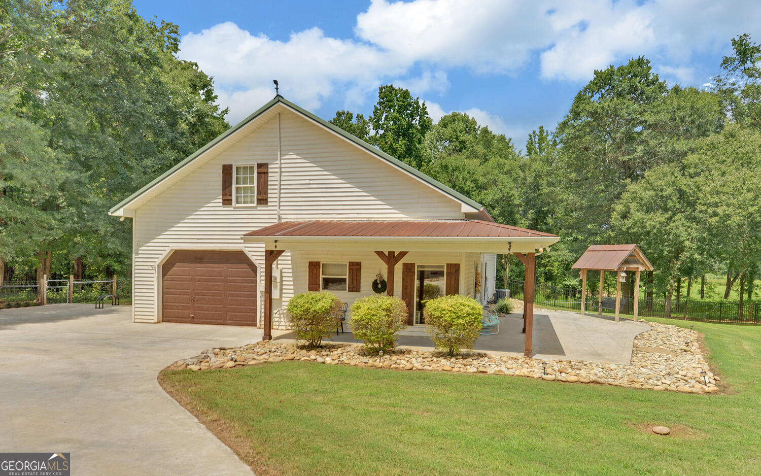 a view of a yard in front of house