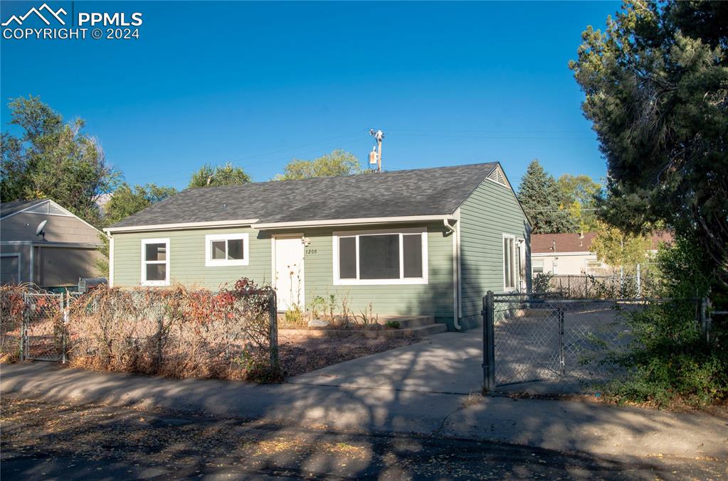 a view of a house with a yard