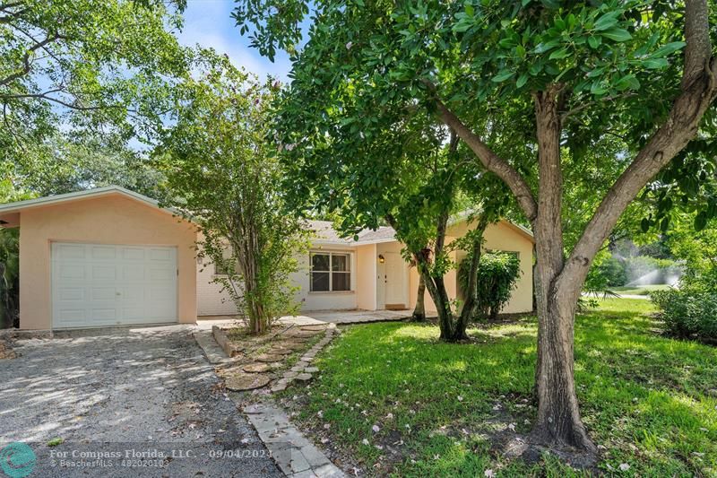 a view of a house with backyard and garden