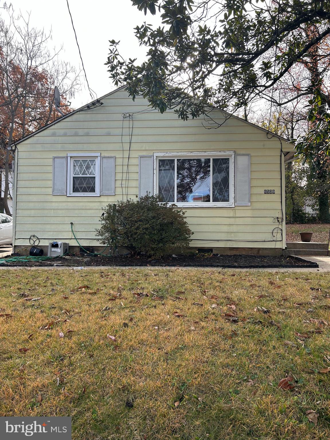 a front view of house with yard