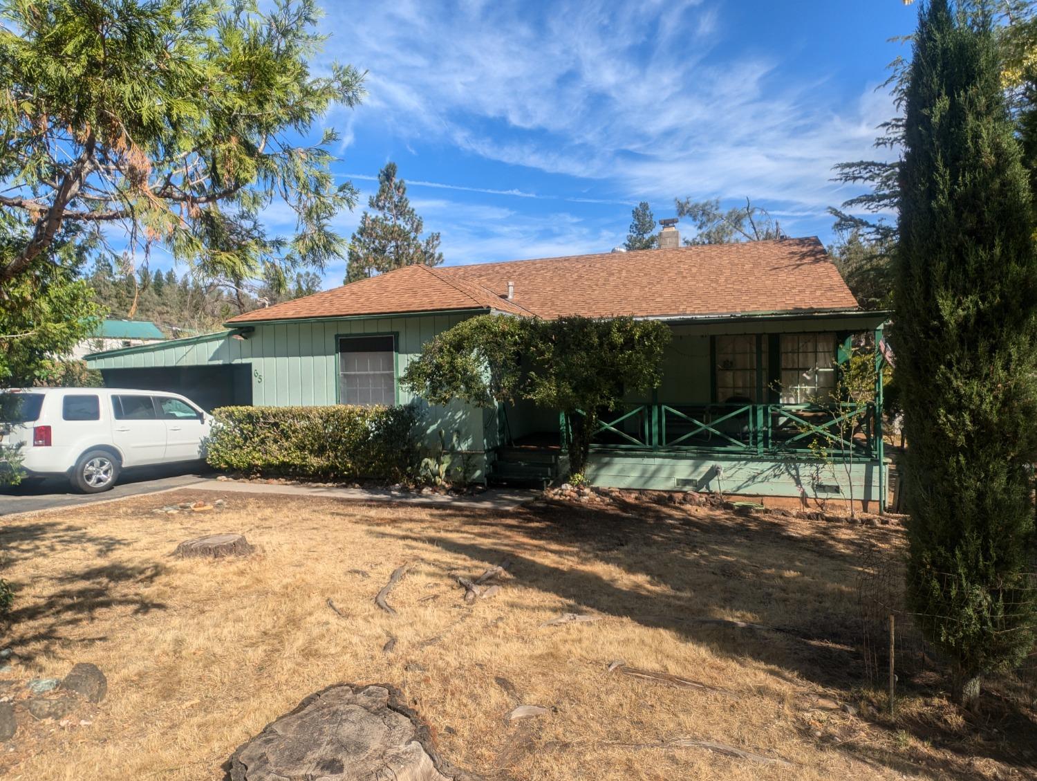 a view of a house with a yard