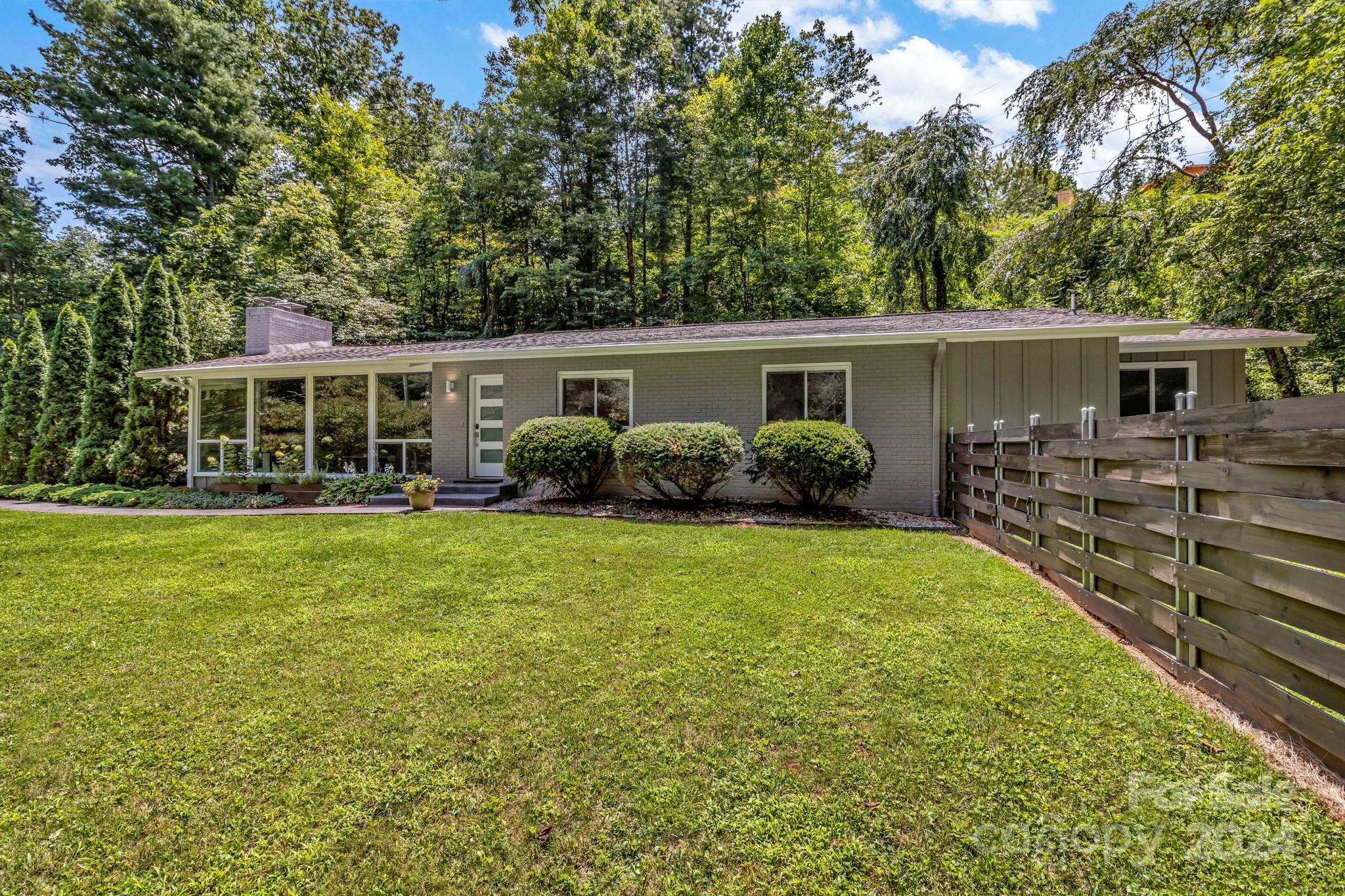 a view of a house with backyard and garden