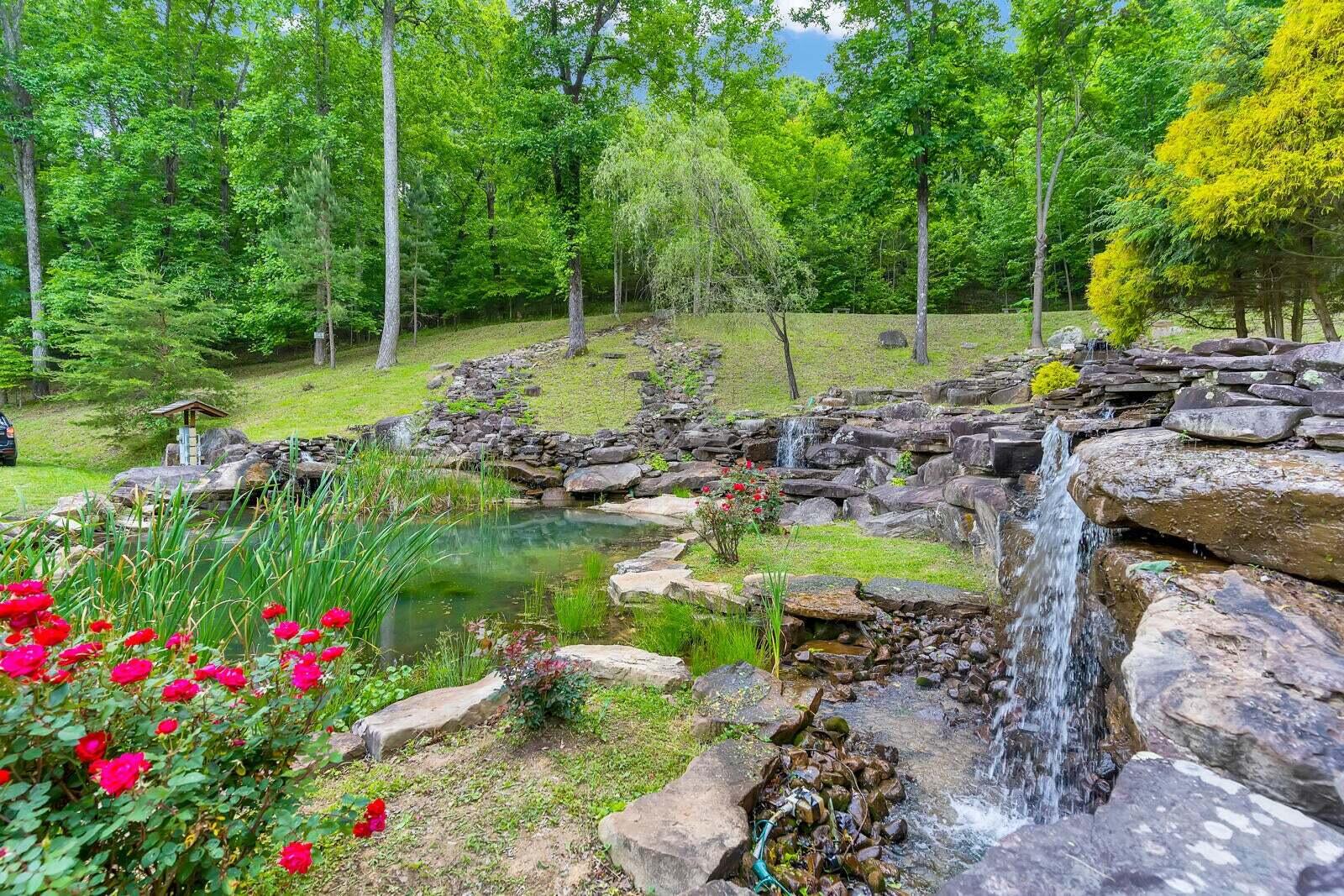 Beautiful waterfalls in Lookout Crest