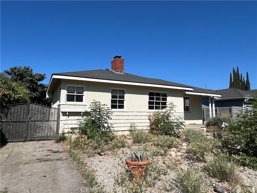 a front view of house with yard