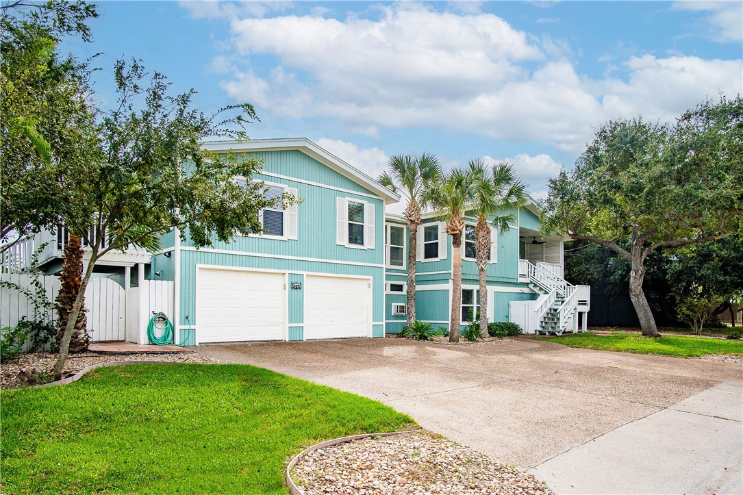 211 W Oakes, 2 Tandem Garages and plenty of parkin