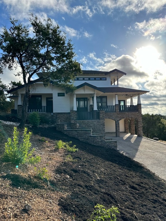 a view of a house with a yard