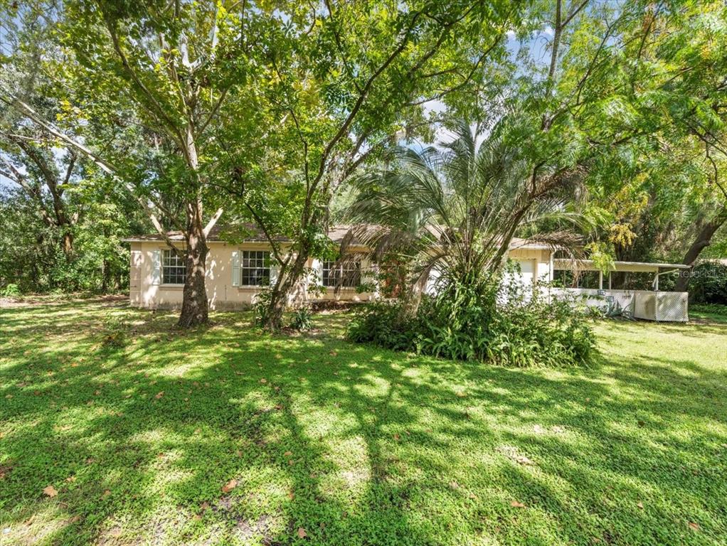 a view of a house with a yard