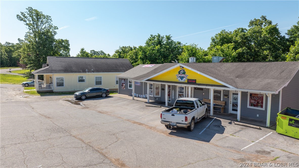 Inviting storefront with great highway visibility.