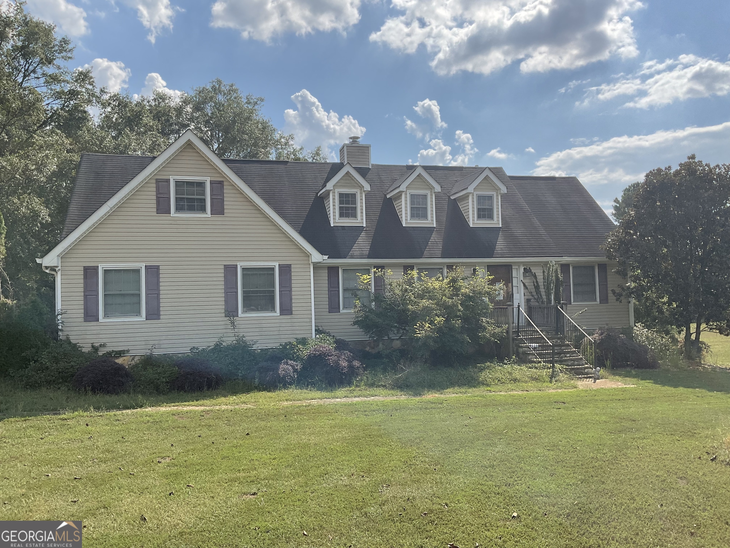 a view of a house with a yard