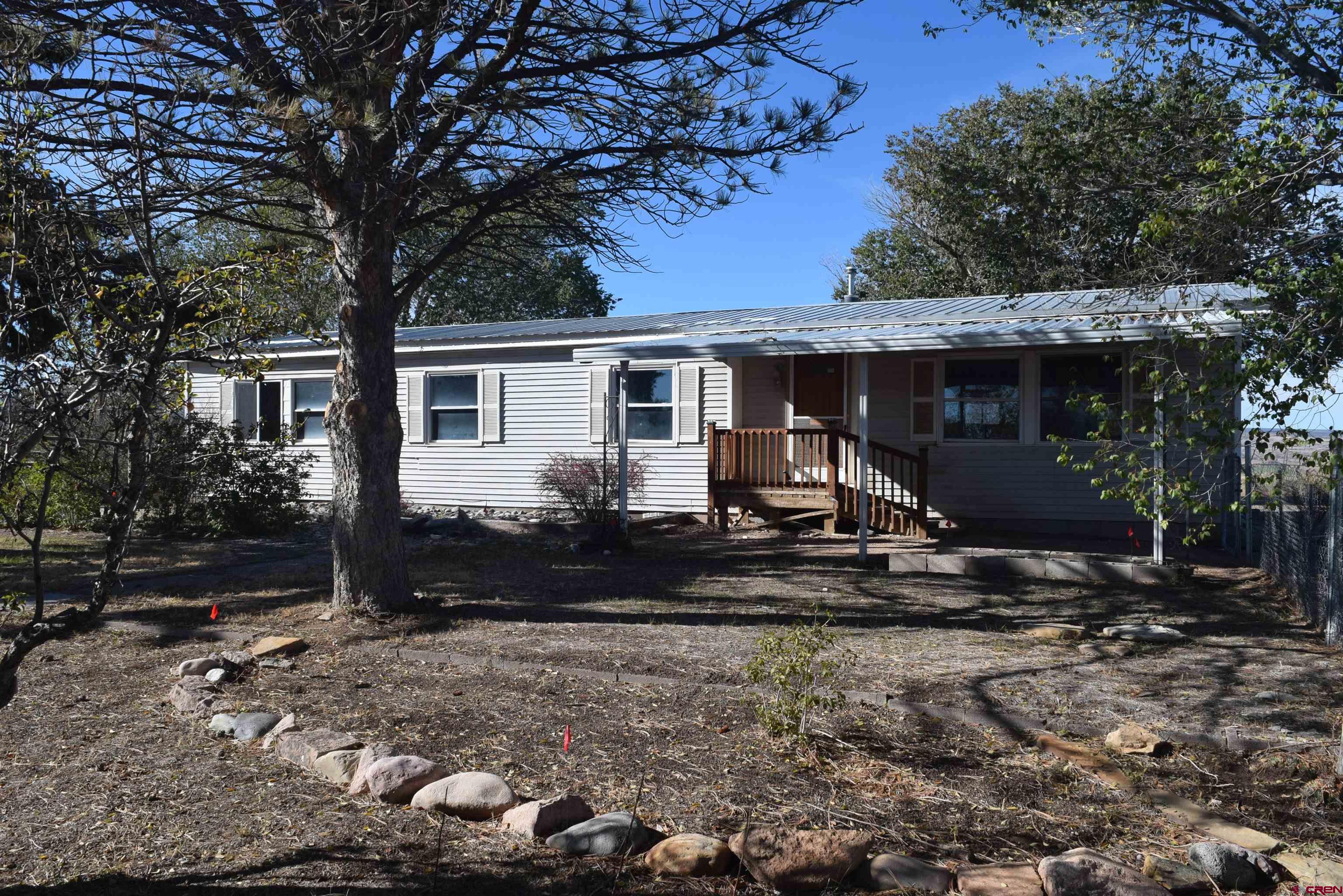 a view of a house with backyard and trees